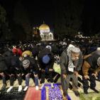 بالصور| 60 ألفًا يؤدون صلاة التراويح في المسجد الأقصى