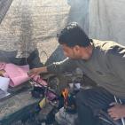 خاص | من موقدٍ بديل إلى حديقةٍ صغيرة… نصير يحوّل البتر إلى حياة في خيمة النزوح