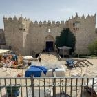 المقدسيون يؤدون صلاة الجمعة الأخيرة من رمضان على مقربة من الأقصى