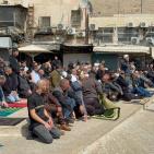 المقدسيون يؤدون صلاة الجمعة الأخيرة من رمضان على مقربة من الأقصى