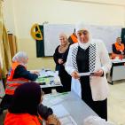 بالصور| غنام تدلي بصوتها في الانتخابات المحلية بدير دبوان