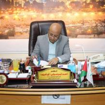 أبو هولي يرحب بالدعم القطري للأونروا ويطالب الدول المانحة إلى الاستمرار في الدعم