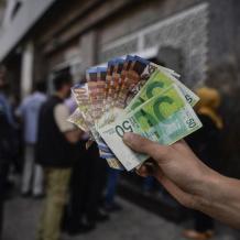 محلل اقتصادي لراية: الأزمة المالية تهدد وجود السلطة الفلسطينية ورواتب موظفيها