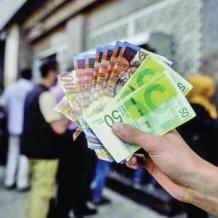 وزير المالية يعلن موعد ونسبة صرف رواتب الموظفين