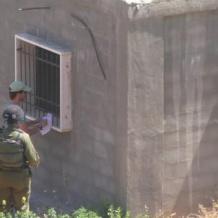 الاحتلال ينكل بشاب ويحول منزلا إلى ثكنة عسكرية غرب سلفيت