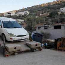 قوات الاحتلال تعتدي على أسير محرر وتستولي على مركبة غرب الخليل