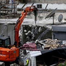 الاحتلال يجبر مقدسيا على هدم منزله ذاتيا في بلدة بيت حنينا