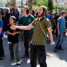 مستوطنون يحرقون ممتلكات لمواطنين بين رمون ودير دبوان شرق رام الله