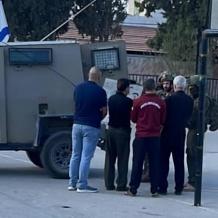 الاحتلال يحتجز عمال صيانة عند مدخل المغير شمال شرق رام الله