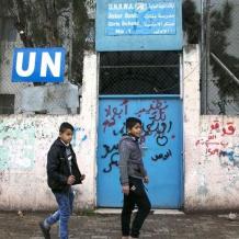 الأونروا: ضغوط سياسية واقتصادية تقلص خدمات للاجئين الفلسطينيين 20%