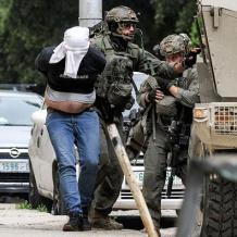 الاحتلال يعتقل شابا قرب الحرم الابراهيمي عقب الاعتداء عليه