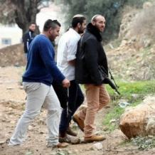 مستوطنون ن يهاجمون منزلا في قرية دير عمار