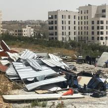 الاحتلال يهدم غرفتين سكنيتين ويردم بئري مياه ويعتقل شابا جنوب الخليل