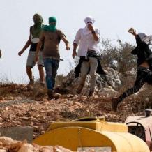 الاحتلال يعتقل مواطنا ومستوطنون يلاحقون المزارعين في مسافر يطا بالخليل