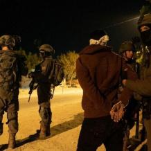 الاحتلال يعتقل 10 مواطنين من تجمع "الحثرورة" البدوي جنوب أريحا