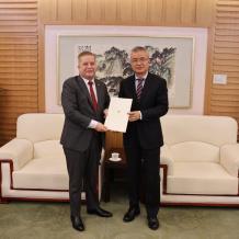 السفير عواد يسلّم رسالة شكر من الرئيس عباس إلى نظيره الصيني