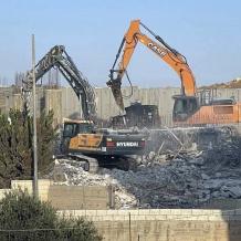 الاحتلال يخطر بهدم منشآت سكنية وزراعية جنوب شرق القدس