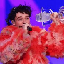 المغني السويسري "نيمو" يتخلى عن كأس "يوروفيجن" احتجاجا على مشاركة إسرائيل