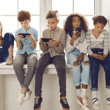 هل تؤذي مقاطع الفيديو القصيرة عقول الأطفال والشباب؟.. العلم يجيب