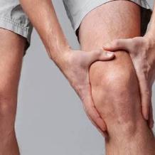 خشونة الركبة: أسبابها وطرق الوقاية والعلاج مع طبيب الأسرة د. سمير شماسنة