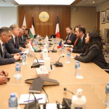 محافظ سلطة النقد يلتقي القنصل العام الفرنسي ويبحثان تطورات القطاع المالي والمصرفي