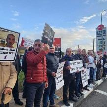 كفر ياسيف: إغلاق شارع 70 تنديدا باستفحال الجريمة وتواطؤ الشرطة واعتقال رئيس المجلس السابق