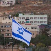 الاحتلال يرفع أعلامه على مبانٍ ومحال تجارية في مخيم طولكرم ومحيطه