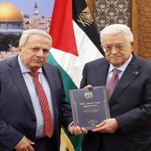 الرئيس يتسلم مسودة الدستور المؤقت لدولة فلسطين
