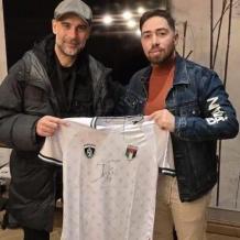 رسالة تضامنية.. غوارديولا يوقع على قمصان لفريق "غزة الإرادة"