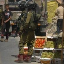 الاحتلال يزيل بسطات تجارية عند مدخل بلدة عناتا