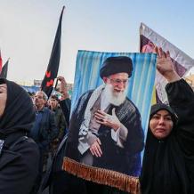 إيران تعلن اغتيال خامنئي وقادة بالجيش وتتوعد برد قاس