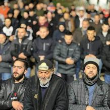 مقدسيون يؤدون العشاء والتراويح قرب باب الساهرة بالقدس المحتلة