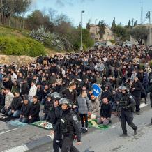 الاحتلال يمنع صلاة العيد في "الأقصى" والمصلون يؤدونها في محيطه وسط تضييق واعتداءات