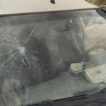 مستوطنون يعتدون على مركبة مواطن في الأغوار الشمالية