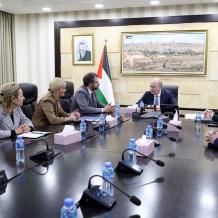 رئيس الوزراء يبحث مع وفد أوروبي دعم الجهود الفلسطينية وتعزيز العمل المشترك في الضفة وغزة