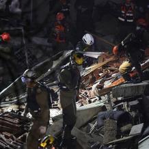 صاروخ إيراني يضرب مبنى في حيفا.. مصابون وبحث عن مفقودين تحت الأنقاض