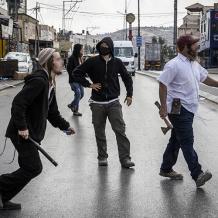مستوطنون يهاجمون منازل المواطنين والاحتلال يعتقل طفلا في الخليل