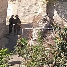 قوات الاحتلال تعتقل مواطنا وتطارد رعاة الأغنام في مسافر يطا