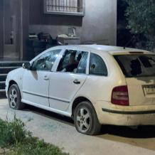 مستوطنون يهاجمون مركبات المواطنين شمال الخليل