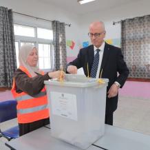 رئيس لجنة الانتخابات يعلن بدء الاقتراع ويدعو المواطنين للمشاركة