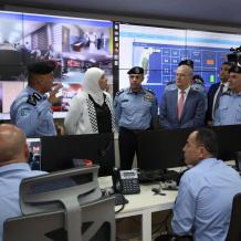 رئيس الوزراء يتفقد غرفة عمليات الشرطة لمتابعة سير الانتخابات