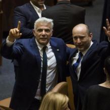 بينيت ولبيد يتّحدان بحزب واحد لخوض الانتخابات العامة