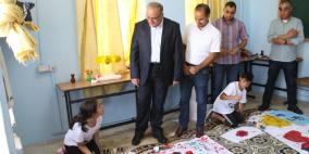  الوزير الشاعر يشارك الأطفال ألعابهم ورسوماتهم الفنية