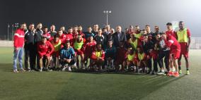 الرجوب يدعو  لاعبي الوطني إلى بذل قصارى جهودهم امام المنختب العماني 