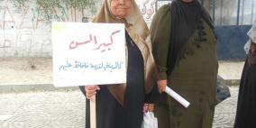 مسنو غزة يحتجون على اهمالهم أمام التشريعي