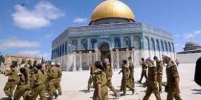 جنود من البحرية الإسرائيلية بلباسهم العسكري يتجولون في الأقصى