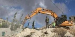 الاحتلال يخطر مواطنا بهدم غرفة زراعية ووقف العمل في منزله ببيت لحم