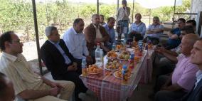 قلقيلية: المحافظ يتفقد المناطق الزراعية المعزولة خلف جدار الفصل العنصري