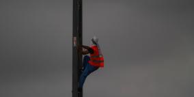 نشطاء يقومون بقطع التيار الكهربائي عن مستوطنات غرب رام الله