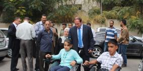 محافظ طولكرم  اللواء د. كميل يسلم مكرمه رئاسية لطلاب معاقين حركياً